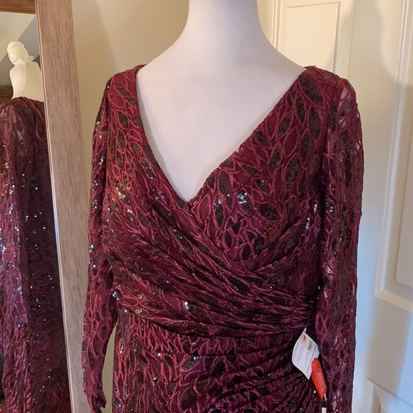 MAC DUGGAL
Long Sleeve Ruched Sequined V Neck Gown - Picture 5 of 15